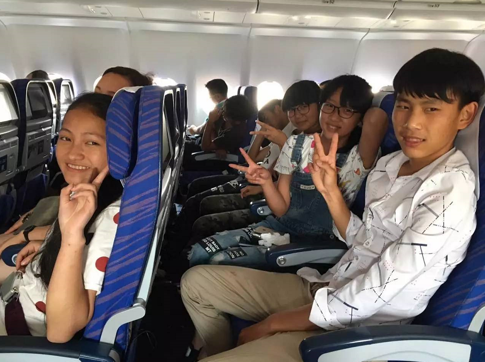 鲁史中学的师生们乘坐飞机回云南,结束了一周紧张又精彩的广州学习